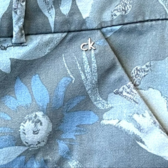 𝅺calvin Klein ladies shorts, size 8, 97% cotton, - Picture 3 of 6